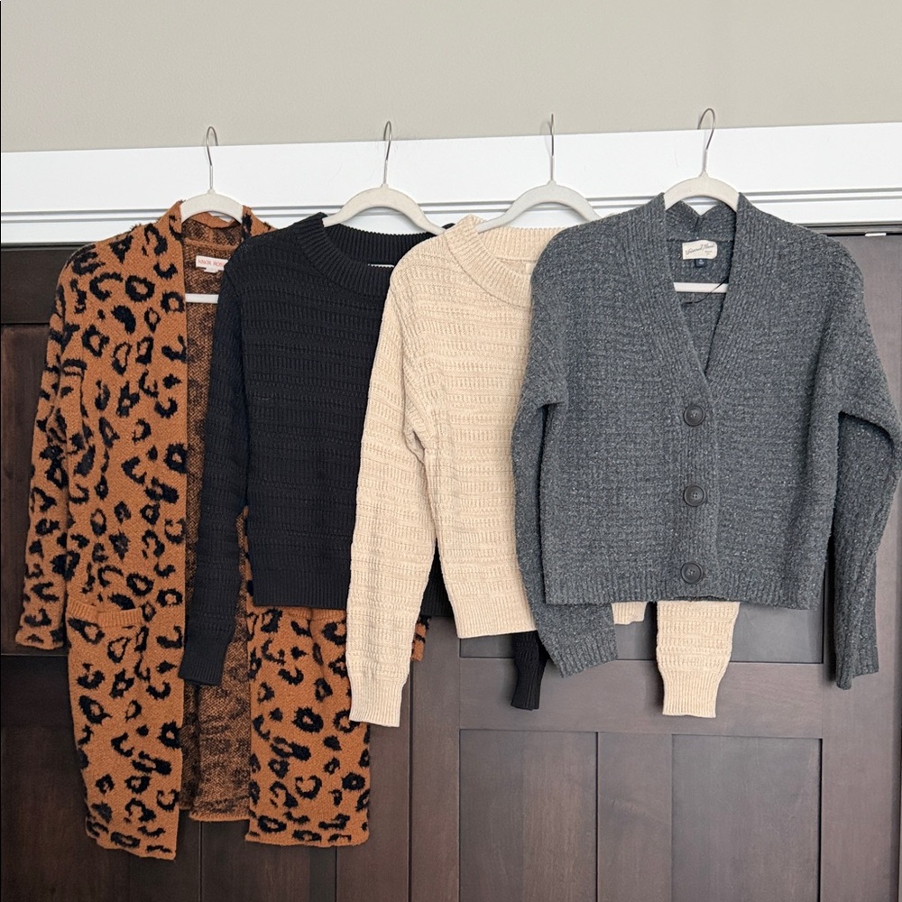 Universal Thread and Knox Rose Sweater Bundle of 4 total size XS